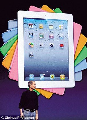 苹果CEO乔布斯奇迹般地出现在iPad 2首发式上