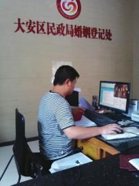 王某在工作时间看电视剧。（图据网络）